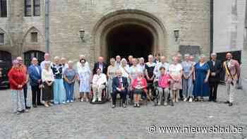Stad Mechelen zet jubilarissen in de bloemetjes met huldiging op stadhuis: “We vieren 835 jaar aan huwelijksgeluk”