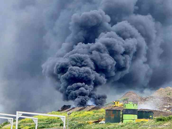 Brand op afvalberg: grote zwarte rookwolken van verre zien