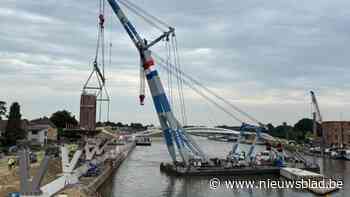 Sterk staaltje ‘meccano’ op Albertkanaal: Matador zet nieuwe fiets- en voetgangersbrug in elkaar