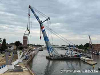 IN BEELD. Sterk staaltje ‘meccano’ op Albertkanaal: Matador zet nieuwe fiets- en voetgangersbrug in elkaar