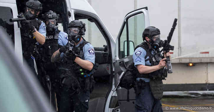 Minneapolis, uomo vestito da poliziotto spara a due parlamentari democratici: è in fuga