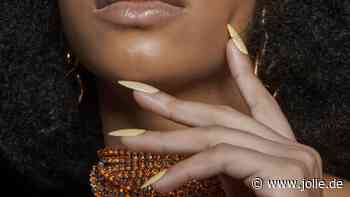 Trend-Alarm! Alle It-Girls tragen diesen Sommer "Butter Yellow Nails"