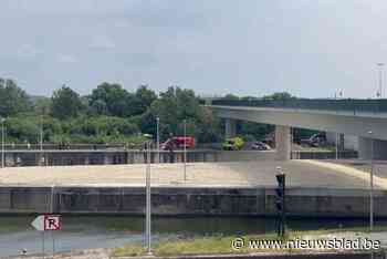 Bestuurder zit 40 minuten vast onder water nadat voertuig in water belandt nabij Sluis
