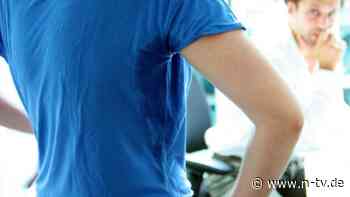 Vorbeugen und waschen: Was hilft wirklich gegen Schweißflecken?