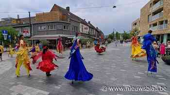 Levende standbeelden palmen de straten van Lommel voor de 15de keer in.