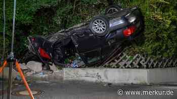 Schlimmer Unfall in Bayern: Auto überschlägt sich – 18-Jähriger stirbt