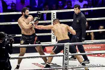 VIDEO. Jamal Ben Saddik loopt lelijke wonde op en moet kamp op Glory 100 al na een minuut staken, Mory Kromah vloert tegenstander met kniestoot