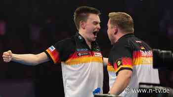 Weltmeister Littler geschlagen: Halle flippt aus: Deutscher Darts-Sensationssieg gegen England