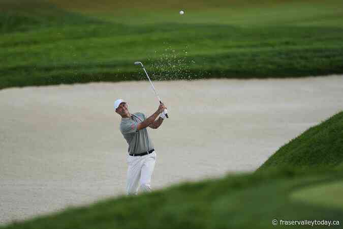 Adam Scott turns back the clock and climbs within shot of the lead at U.S. Open