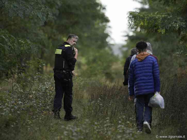 Migranti, la Polonia "blinda" i confini contro i respingimenti tedeschi e militarizza la frontiera lituana