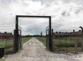 Geschiedenisdocent Albert heeft in zijn lokaal een raam uit Auschwitz staan