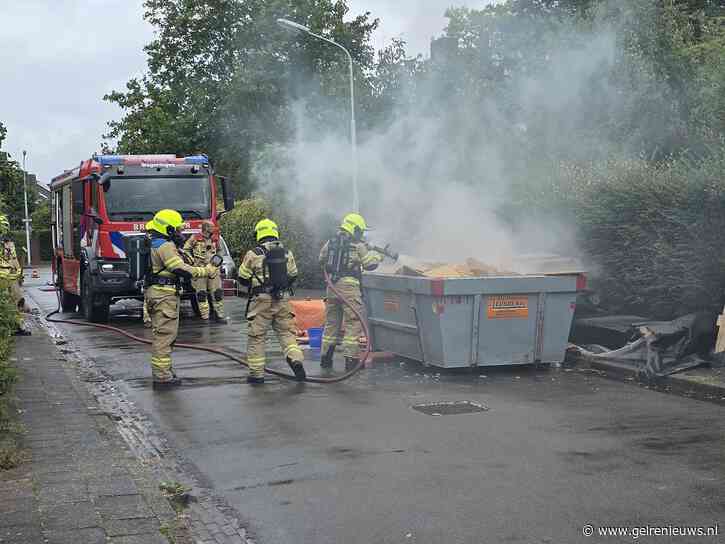 Container met bouwafval vliegt in brand