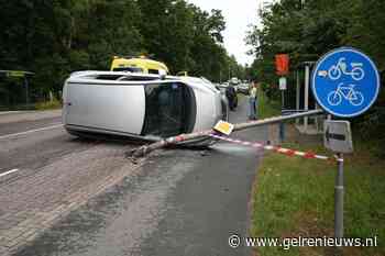 Auto belandt op z’n kant bij botsing