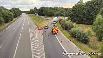 Chauffeur na bijna twee uur bevrijd uit gekantelde vrachtwagen: afrit Zoersel op E34 afgesloten