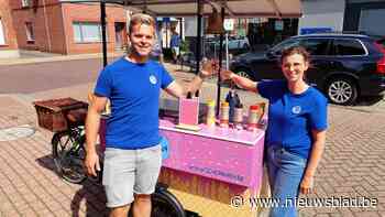 “Wie eerst aan bel trekt, wint waardebon”: jonge ijsventer met e-bakfiets brengt zomeractie De Stoel uit ‘1000 Zonnen’ weer tot leven
