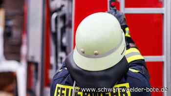 Brand in Althengstett: Feuerwehr löscht Feuer auf Wiese