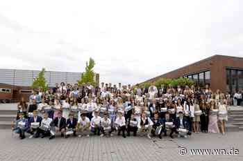 „Seid stolz und dankbar“: Abiturientia der Friedensschule verabschiedet