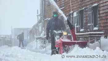 Schneeschaufeln statt Sonnencreme: Überraschender Wintereinbruch auf der Zugspitze