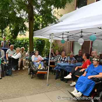 Woonvereniging Het Palet viert 25-jarig jubileum in Griekse sfeer
