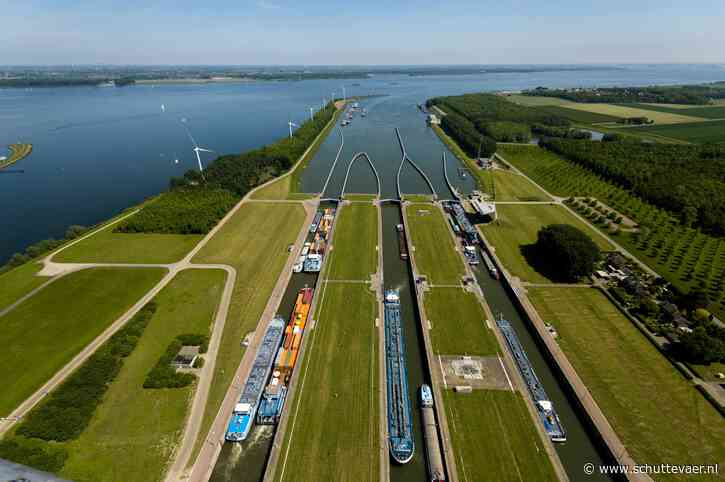 Rijkswaterstaat schut Jachtensluis Volkerak beperkt wegens slechte staat deuren