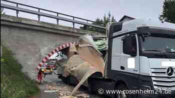 Lkw bleibt in Kirchweidach unter Brücke stecken - hoher Schaden