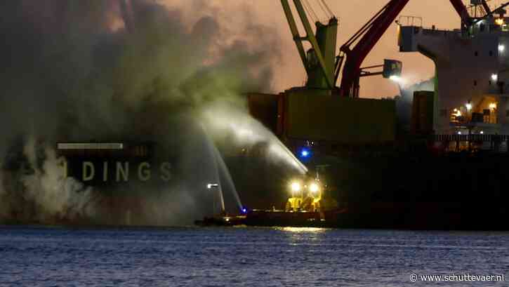 Brandschip Trade nog niet weg uit Amsterdamse haven