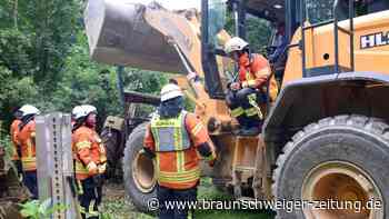 Braunschweig: Mann gerät unter Räder seines Treckers