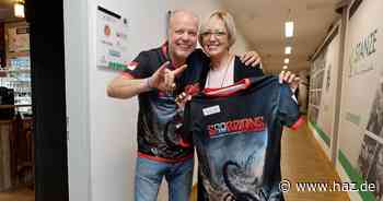 8.000 Euro für Verein Kinderherz: Staude verkauft Scorpions-Shirts im Stadion