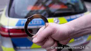 Dreister Trickbetrug an Seniorin: Falle der Polizei schnappt zu - Täter springt aus Fenster