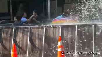 Bewoners bouwen zwembad op straat in New York, politie trekt de stop eruit