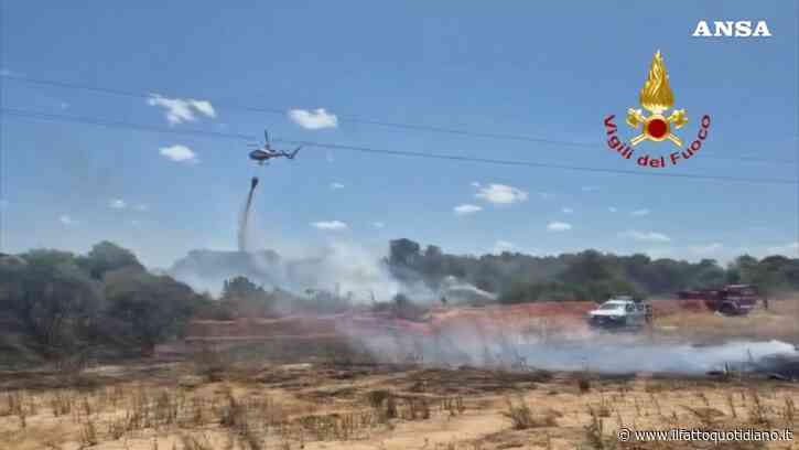 Incendi a Sassari e alla Maddalena, fiamme vicino alle case: persone evacuate via mare – Video