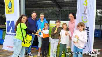 Een ijsje in ruil voor oude batterijen: Bebat trakteert in het recyclagepark van Brecht