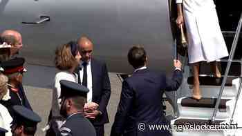 Vrouw president Macron weigert zijn hand bij uitstappen vliegtuig