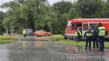 Auto stößt bei Prien mit stehendem Zug zusammen: Keine Verletzten