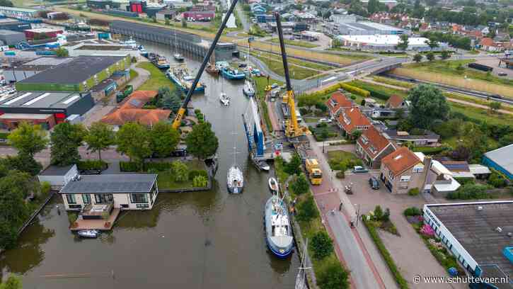 Kranen takelen kapotte Industriebrug Harlingen omhoog zodat scheepvaart doorgang vindt