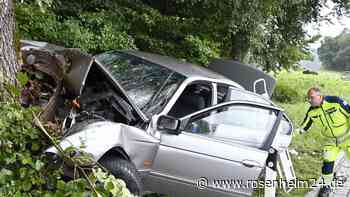 Heftiger Unfall bei Valley: Priener (22) prallt nach Überholmanöver mit BMW gegen Baum