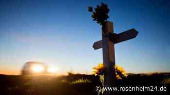 Mit Auto gegen Baum bei Peterskirchen: Fahrer (29) stirbt noch am Unfallort