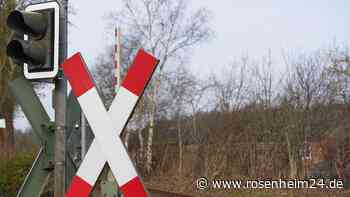 Zug erfasst Auto an Bahnübergang in Schliersee: Fahrer verletzt, hoher Schaden