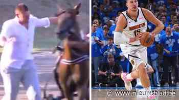 VIDEO. Er is meer dan alleen basketbal: NBA-vedette Nikola Jokic in tranen nadat zijn paard prestigieuze prijs wint in Servië