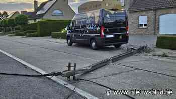 IJskar botst tegen betonnen paal, losgerukte kabels beschadigen woning