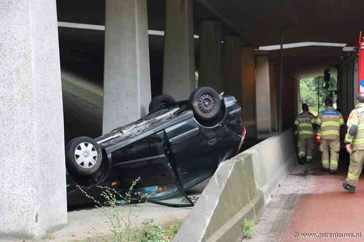 Auto slaat over de kop en belandt tussen pilaren van viaduct