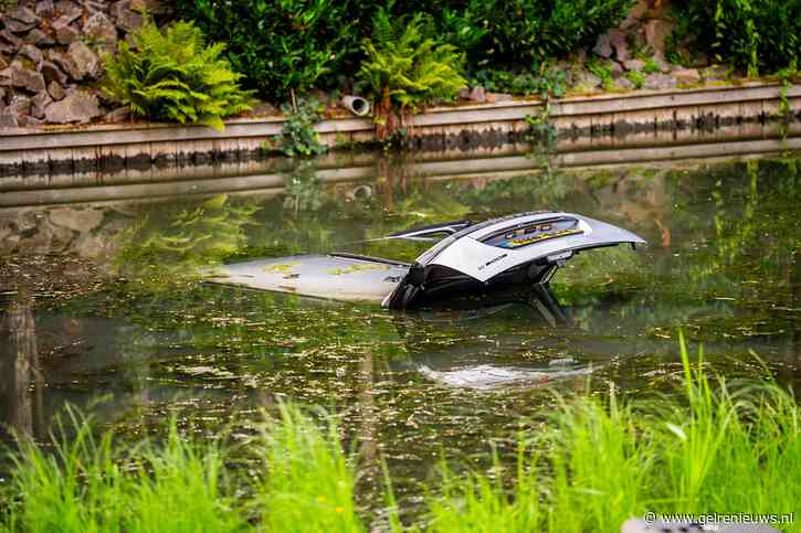 Hulpdiensten massaal uitgerukt voor auto te water, bestuurder spoorloos