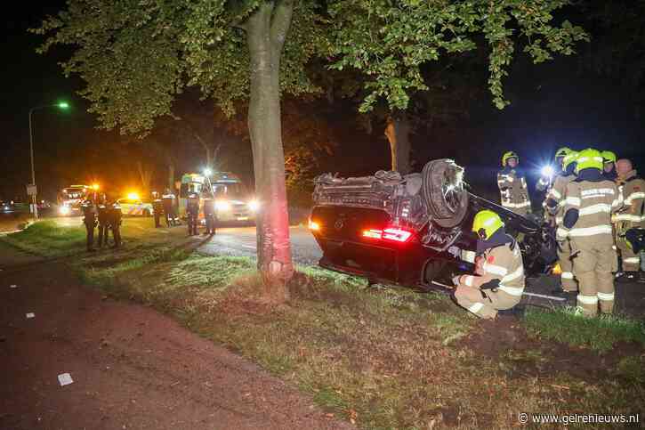 Auto crasht tegen bomen, bestuurder aangehouden