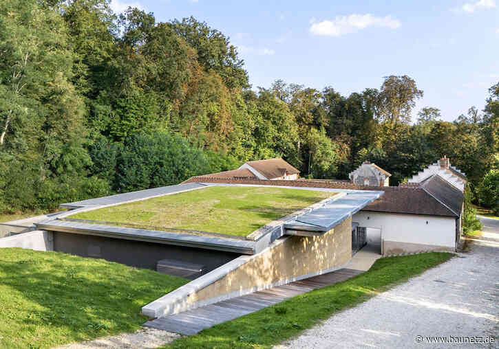 Diskreter Lehm in Châteaufort - Mehrzweckhalle bei Paris von Berellini Architecte & Associés