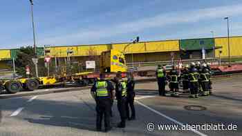 Schon wieder: Hafenbahn kollidiert mit Lkw – zwei Menschen verletzt