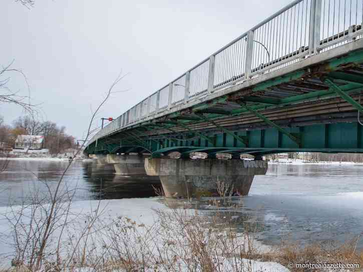 Two men fall through ice into river in Ste-Geneviève, one still missing