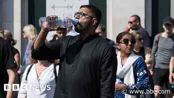 London passengers urged to 'carry water' in heatwave