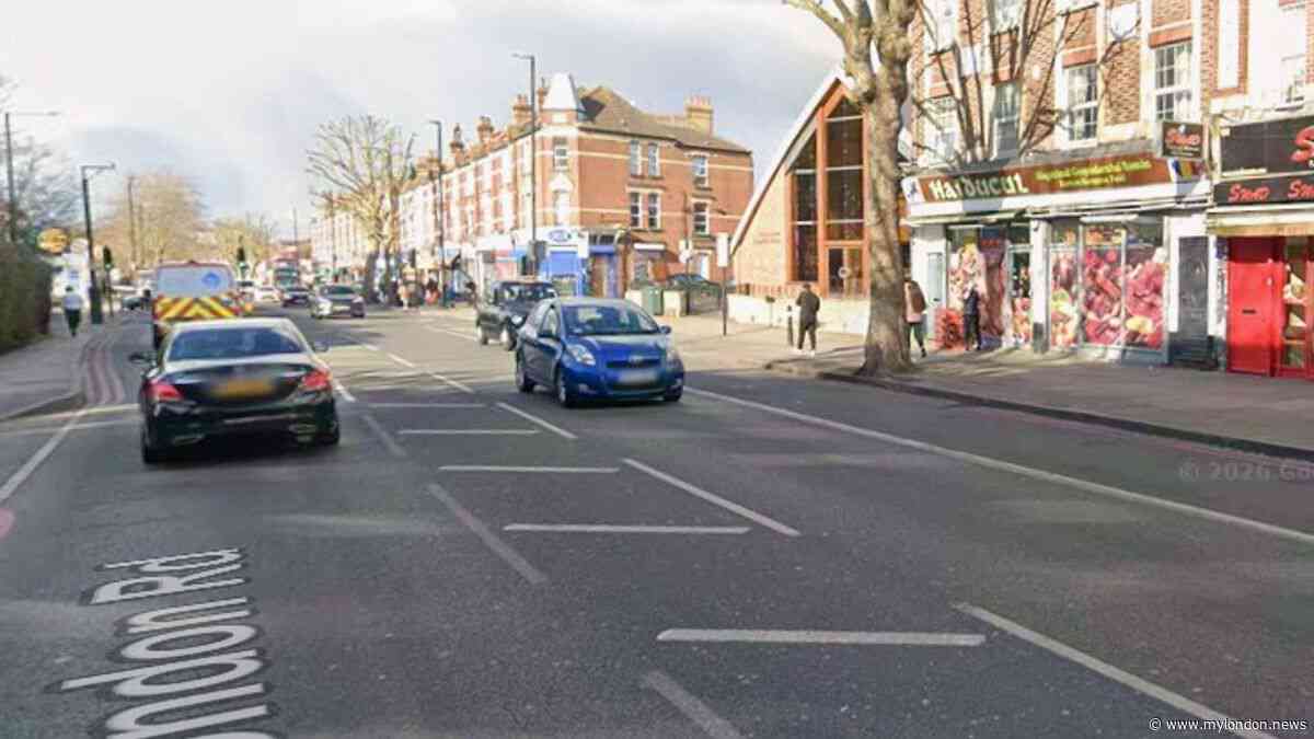 Man stabbed in Croydon with attacker on the loose