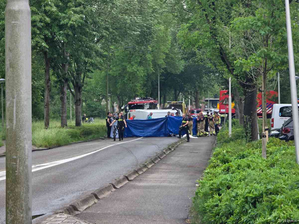 Bestelbus op zijkant bij ernstig ongeval op Groenhovenweg  in Gouda