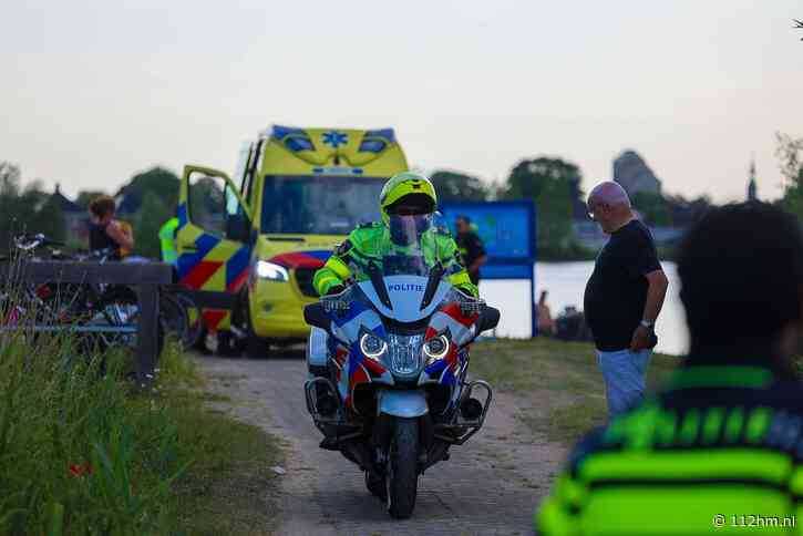 Man onwel op boot in Leiderdorp, hulpdiensten rukken massaal uit
